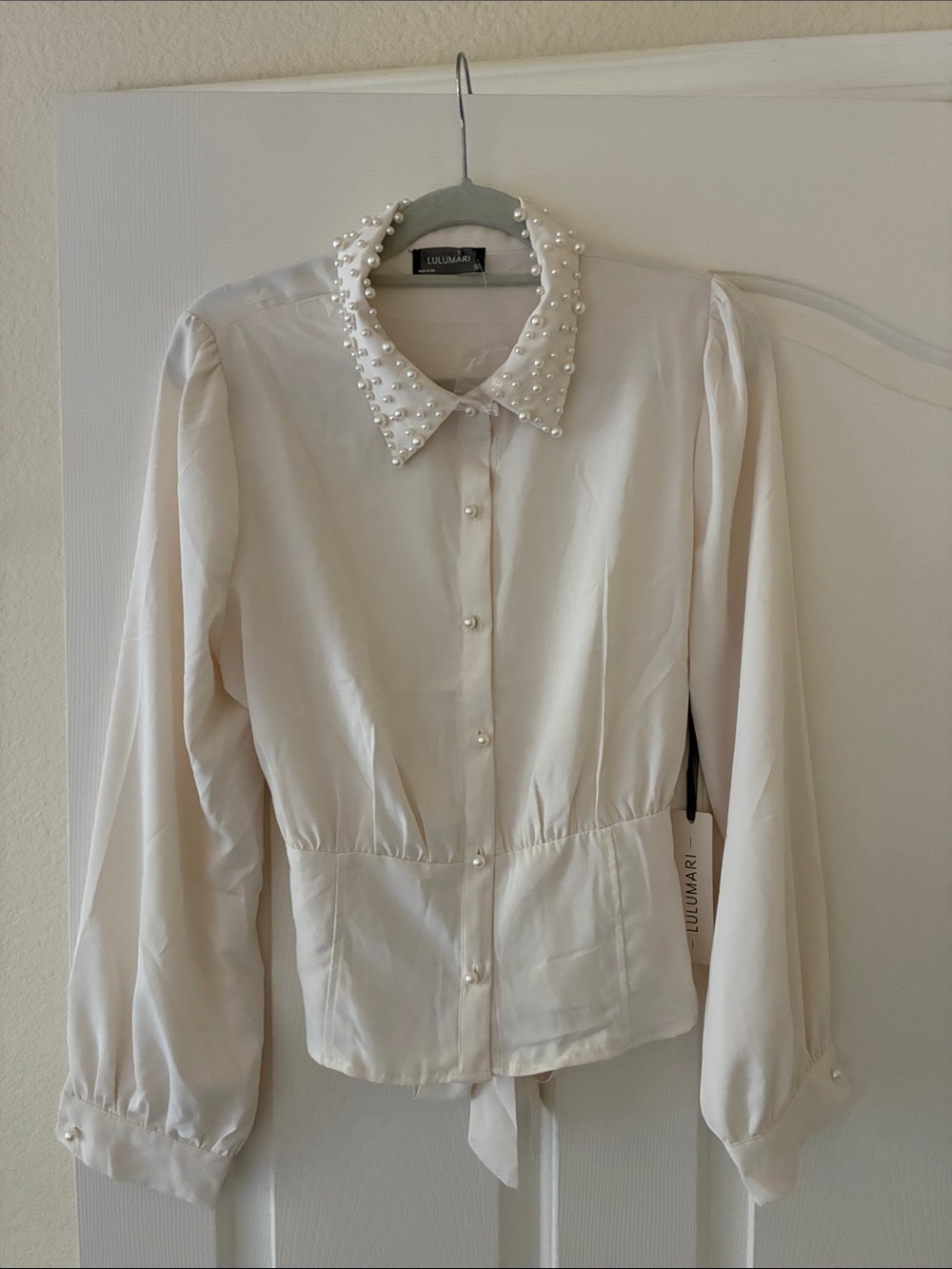 Lulumari Pearl-Collar Cream Blouse
